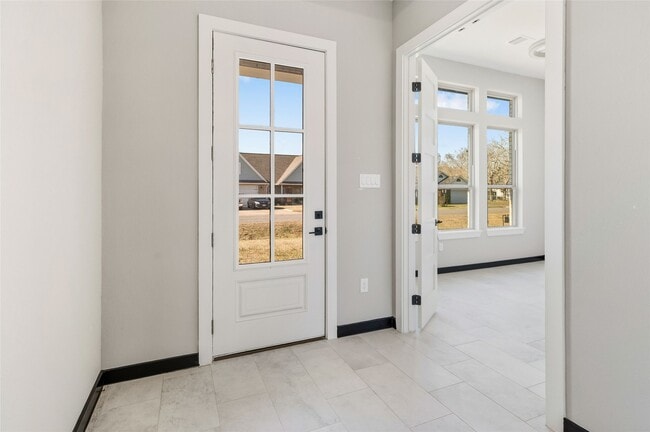 Building Photo - 208 Silverleaf Rd