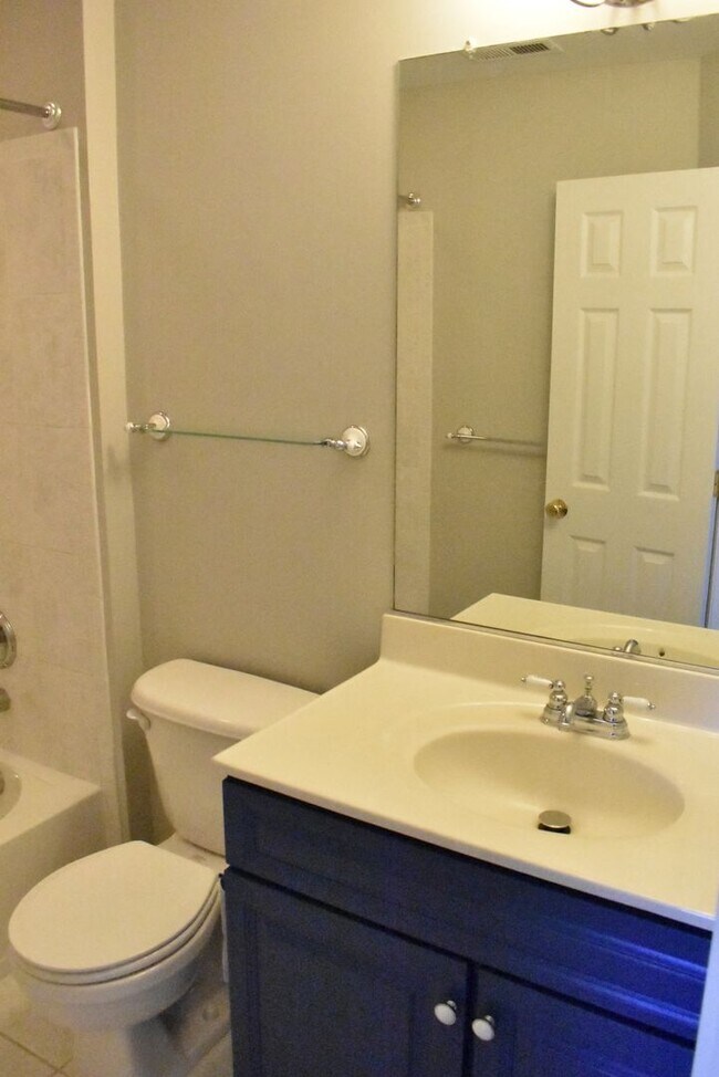 Building Photo - North Stafford End Unit Townhome !!