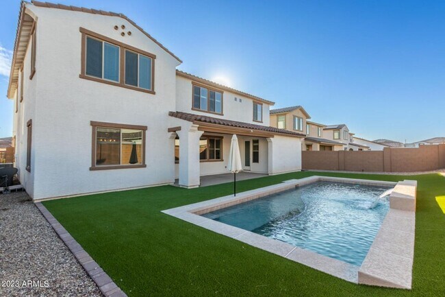 Building Photo - Breathtaking 5 bedroom home in Surprise!