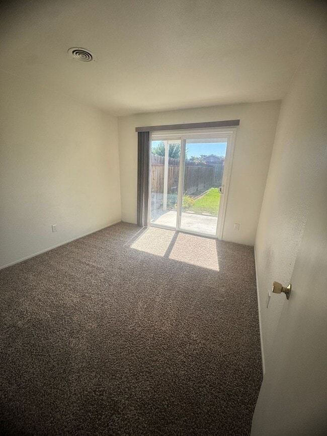 Building Photo - 2 Bedroom, 1 Bath with Garage near Hospital.