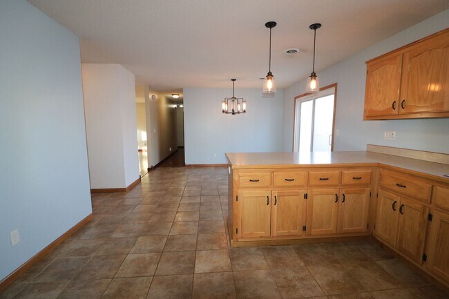 Building Photo - Beautiful 3 bedroom home just minutes from Manhattan and Fort Riley!