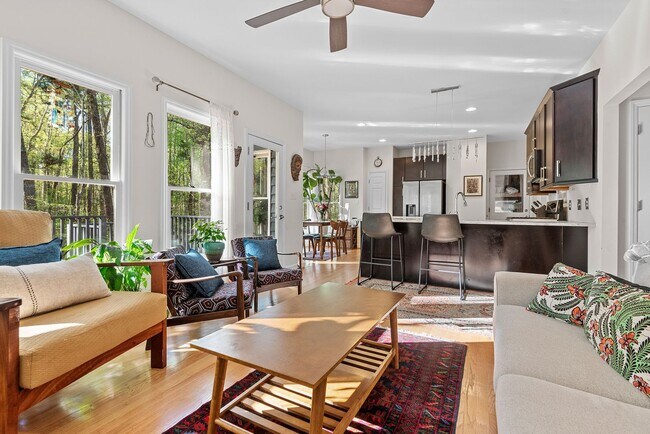 Building Photo - Charming Home on Large Lot in Chapel Hill!