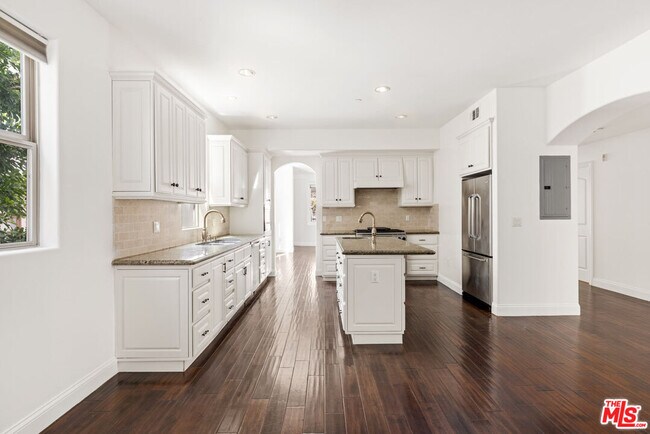 Building Photo - 320 S Swall Dr