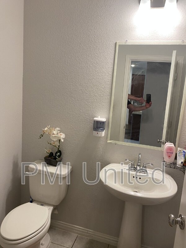 Building Photo - 429 Halwin Dr