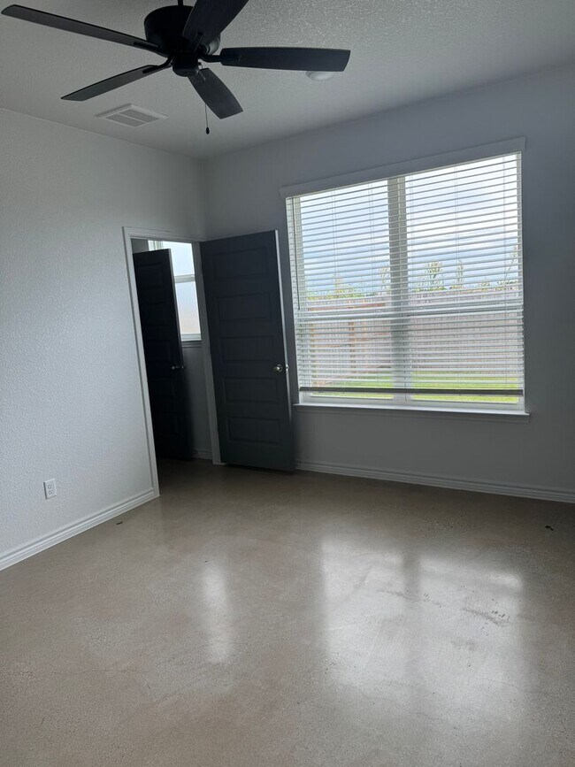 Building Photo - 2313 Ocean Dr