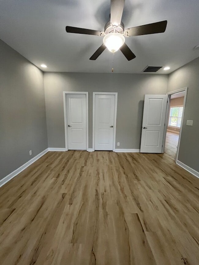 Building Photo - Beautiful modern upstairs condo with 2 full baths! Pet-friendly, with generous parking!