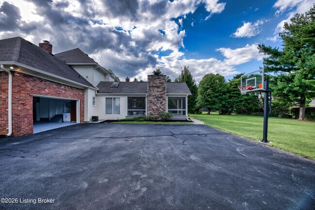 Building Photo - 711 Bedfordshire Rd