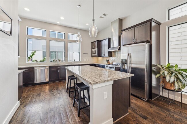 Building Photo - 2118 Sabine St