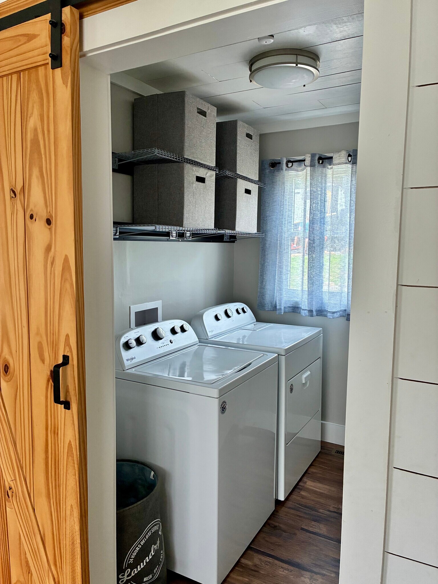 Laundry - 15247 Fairoaks Ln