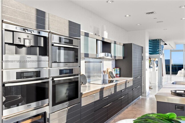 Building Photo - 200 Biscayne Blvd Way