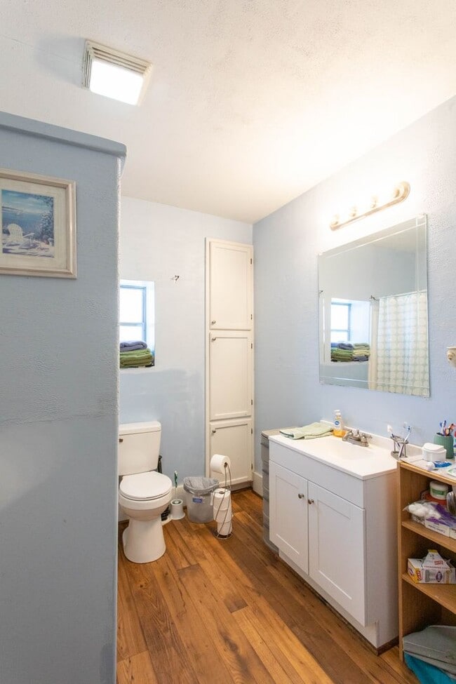 Building Photo - Spacious Home ready for a new family!