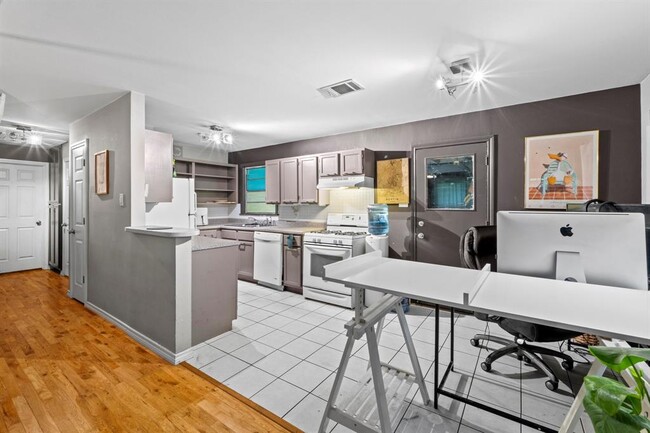 Building Photo - 3000 Fontana Dr