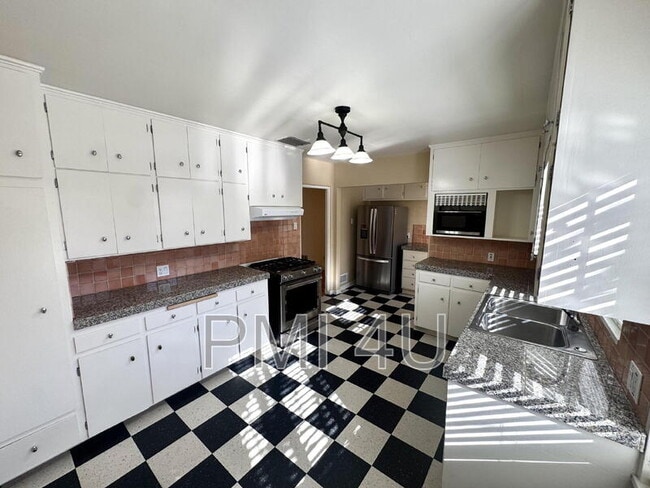 Building Photo - 1421 Stanford Dr NE