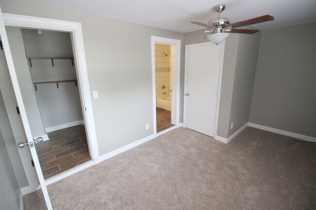 Building Photo - 3 bed 2 bath Campus Rental