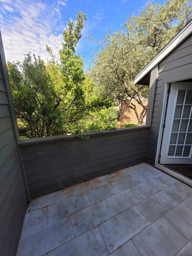 Building Photo - 1 bed 1 bath unit at Sagewood Condominums