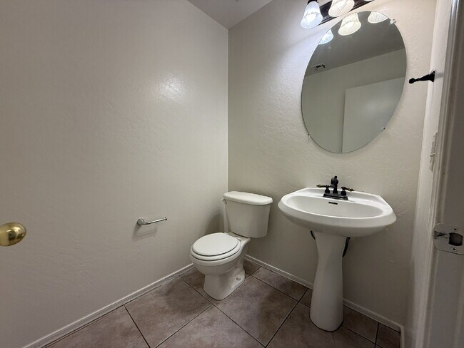 Building Photo - "Spacious 3-Bedroom Gem with 2.5 Baths in ...