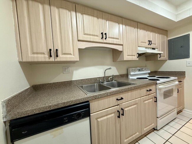 Building Photo - 775 N Village Dr