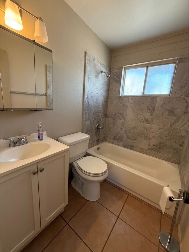 Building Photo - Town Home For Rent