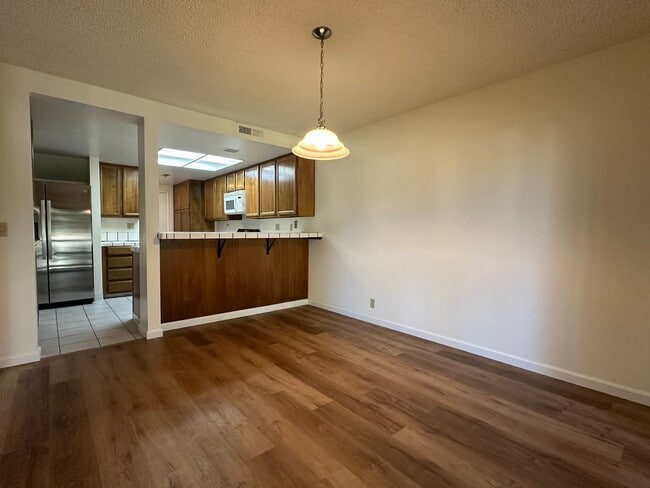 Building Photo - Bright and Spacious 2 Bedroom 2.5 Townhouse in Desirable Terrace Hills Community