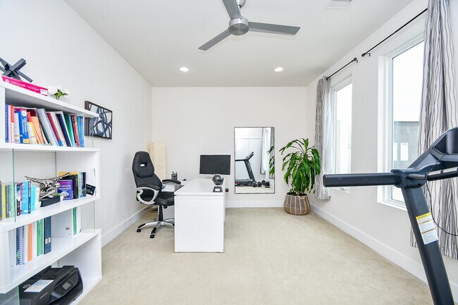 Building Photo - 5519 Paraiso Pl
