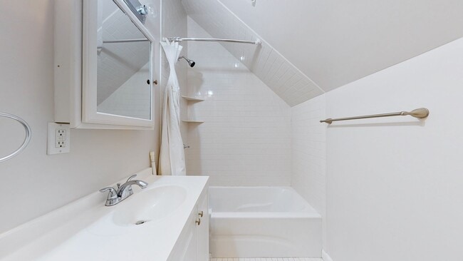 Building Photo - 6 Bedroom Apartment in Science Hill, close to downtown! (Laundry In Unit)