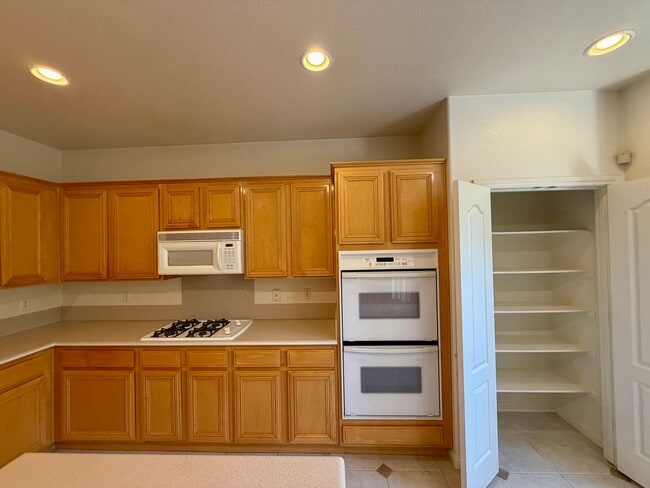 Building Photo - Lovely, large 4 bedroom
