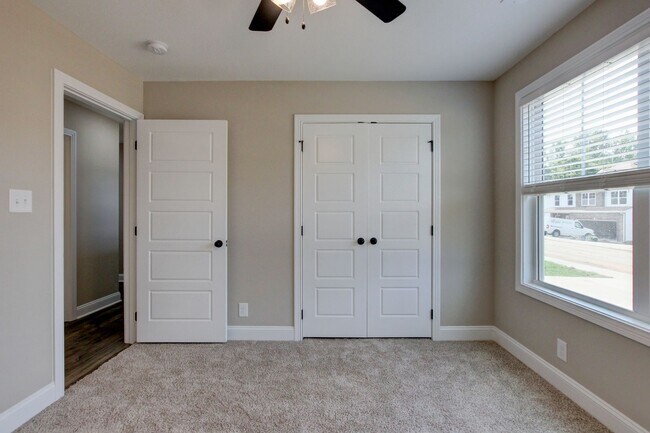 Building Photo - Stunning Like-New Home with Open Floor Pla...