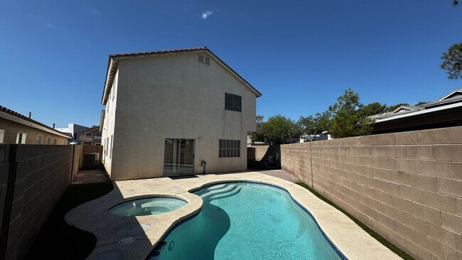 Building Photo - Pool & Spa plus 4 bedrooms