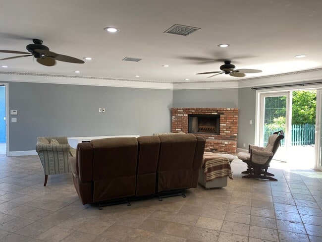 Building Photo - Remodeled 3 bed, 3 bath home on East end of Simi Valley