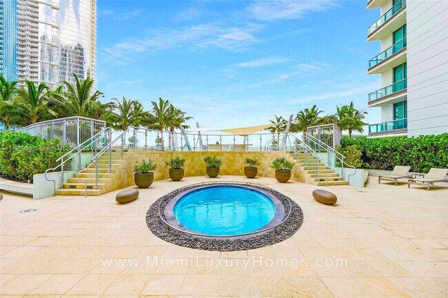 Building Photo - 900 Biscayne Blvd