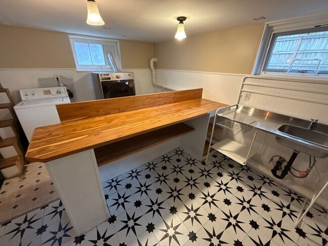 Building Photo - 1615 D St NE