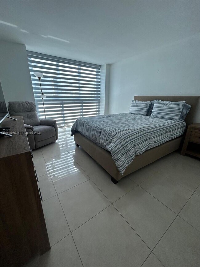 Building Photo - 2655 Collins Ave