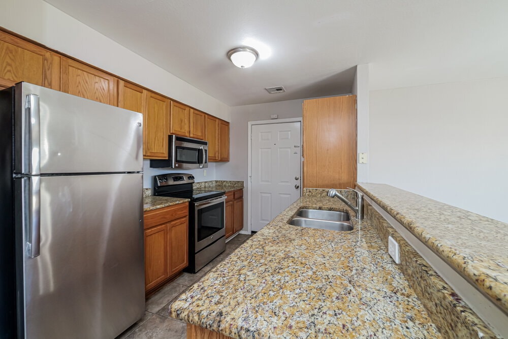 Building Photo - 1933 Creekridge Dr