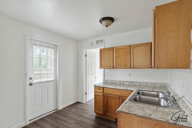 Building Photo - 8440 Orchard Ave