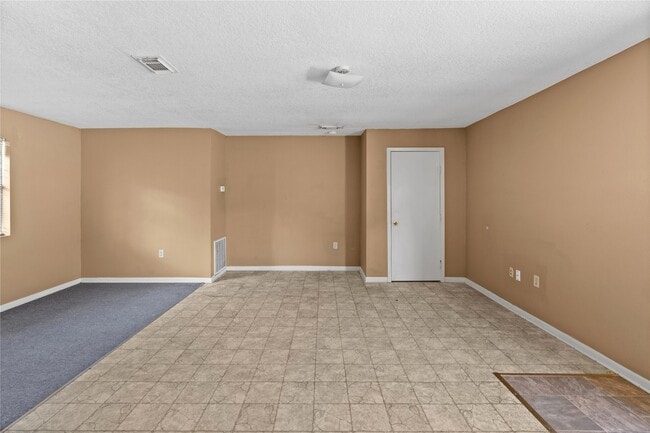 Building Photo - 2200 Peach Ave