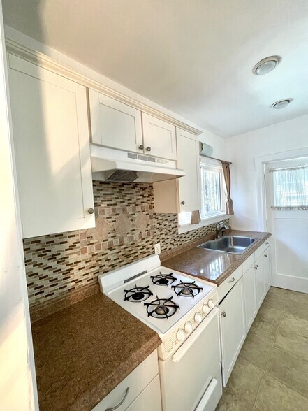 Building Photo - 402 Micheltorena St