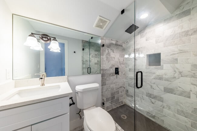 Building Photo - 2014 E 9th St