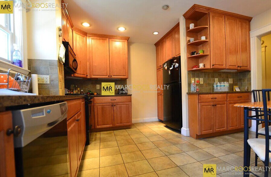 Primary Photo - 289 Foster St