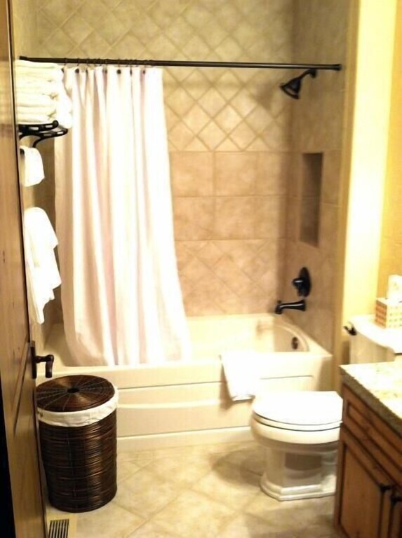 Condo 2nd bath - 2056 W Bellerive Ln