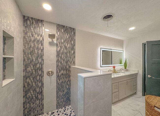 Building Photo - 1044 Seminole Dr