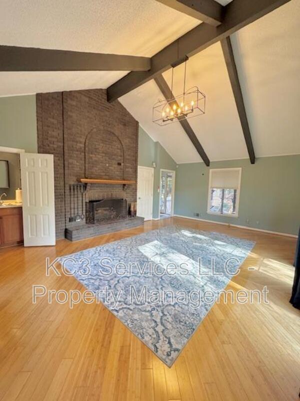 Building Photo - 615 E 101st Terrace