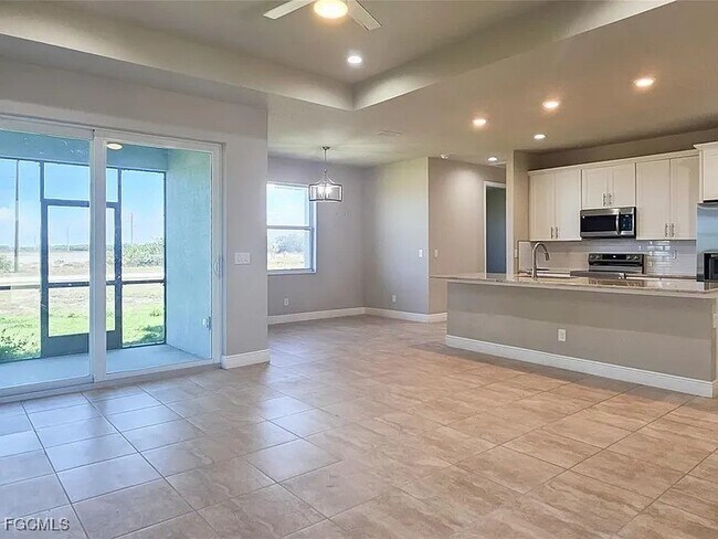 Building Photo - 578 David Cir