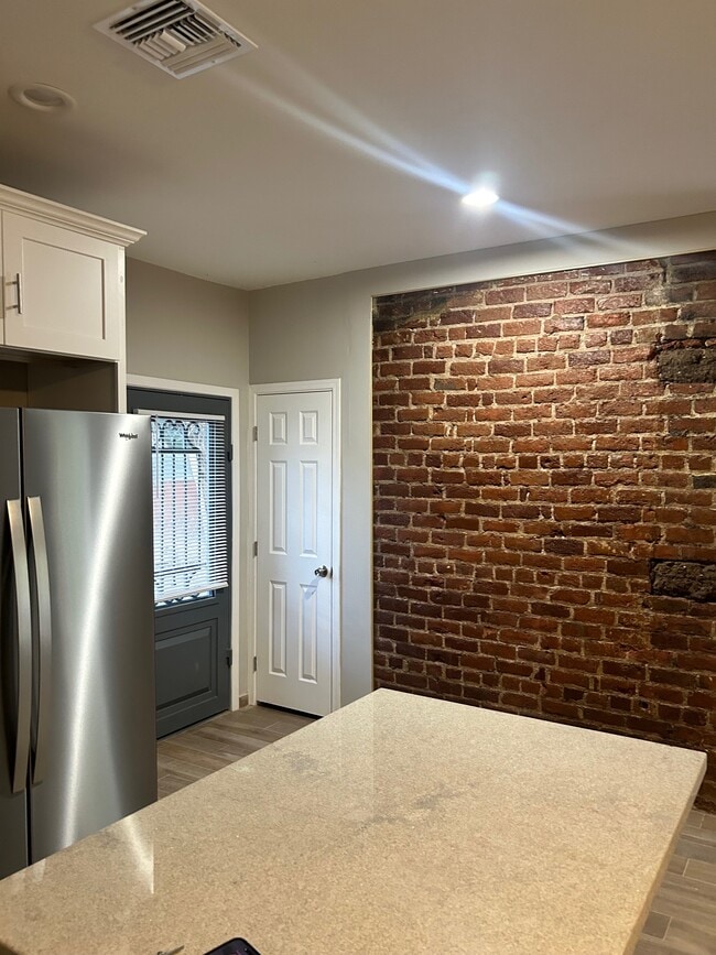 Building Photo - 382 W Quarry St