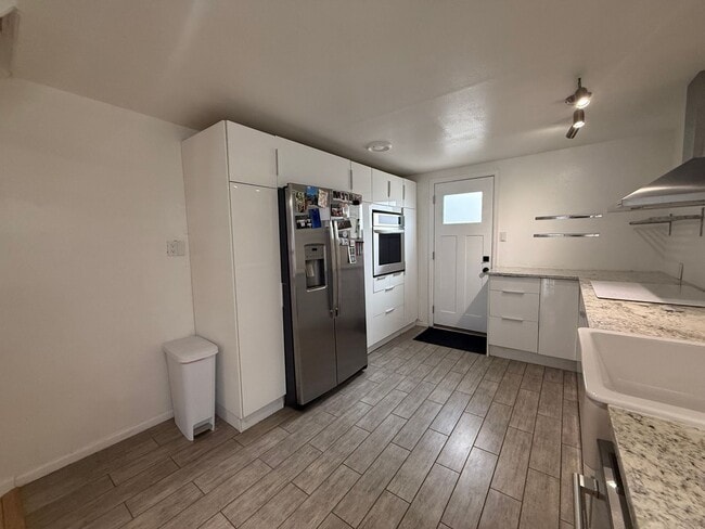 Building Photo - Modern 3-Bedroom Retreat in the Heart of C...