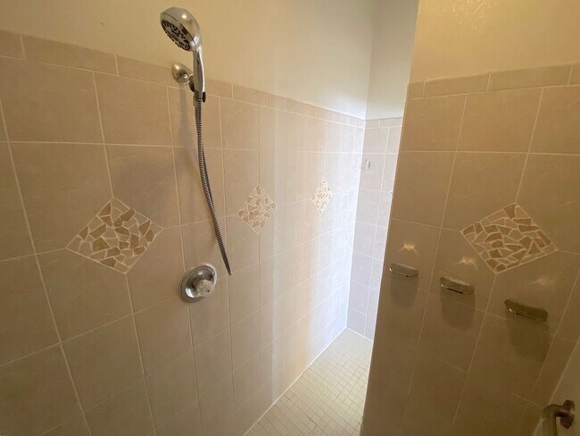 Building Photo - West El Paso LARGE 4bed/3.5bath 3 Car Garage Home-VIEWS!