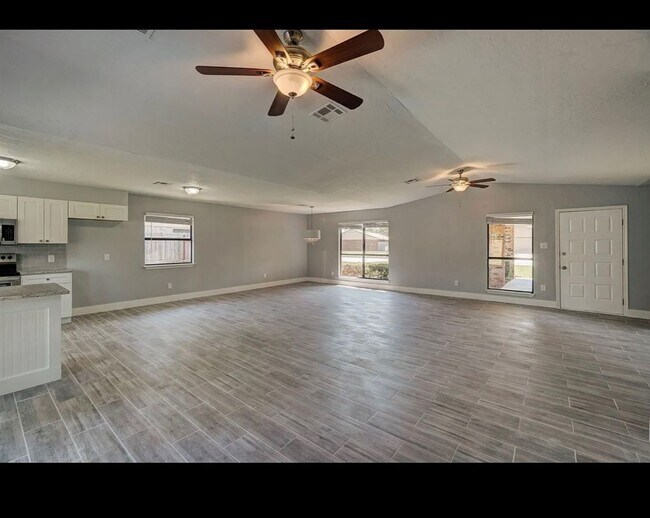 Building Photo - Beautiful newly remodeled home located in ...