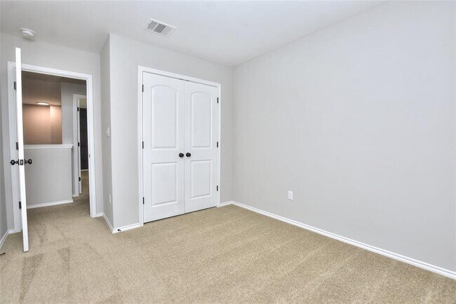 Building Photo - 204 Russet Trl