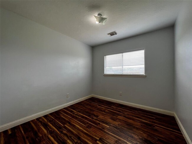 Building Photo - 15303 Riverside Grove Dr