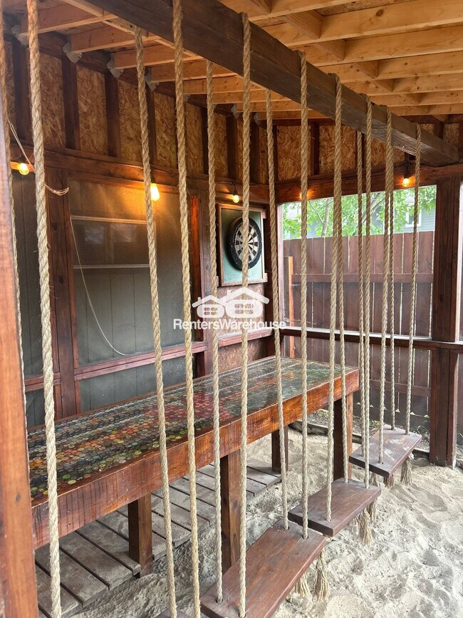 Building Photo - 16436 Elm Dr