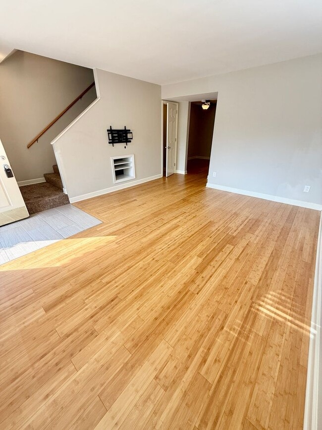 Building Photo - 2 Bedroom Hermitage condo only $1600!  Ava...